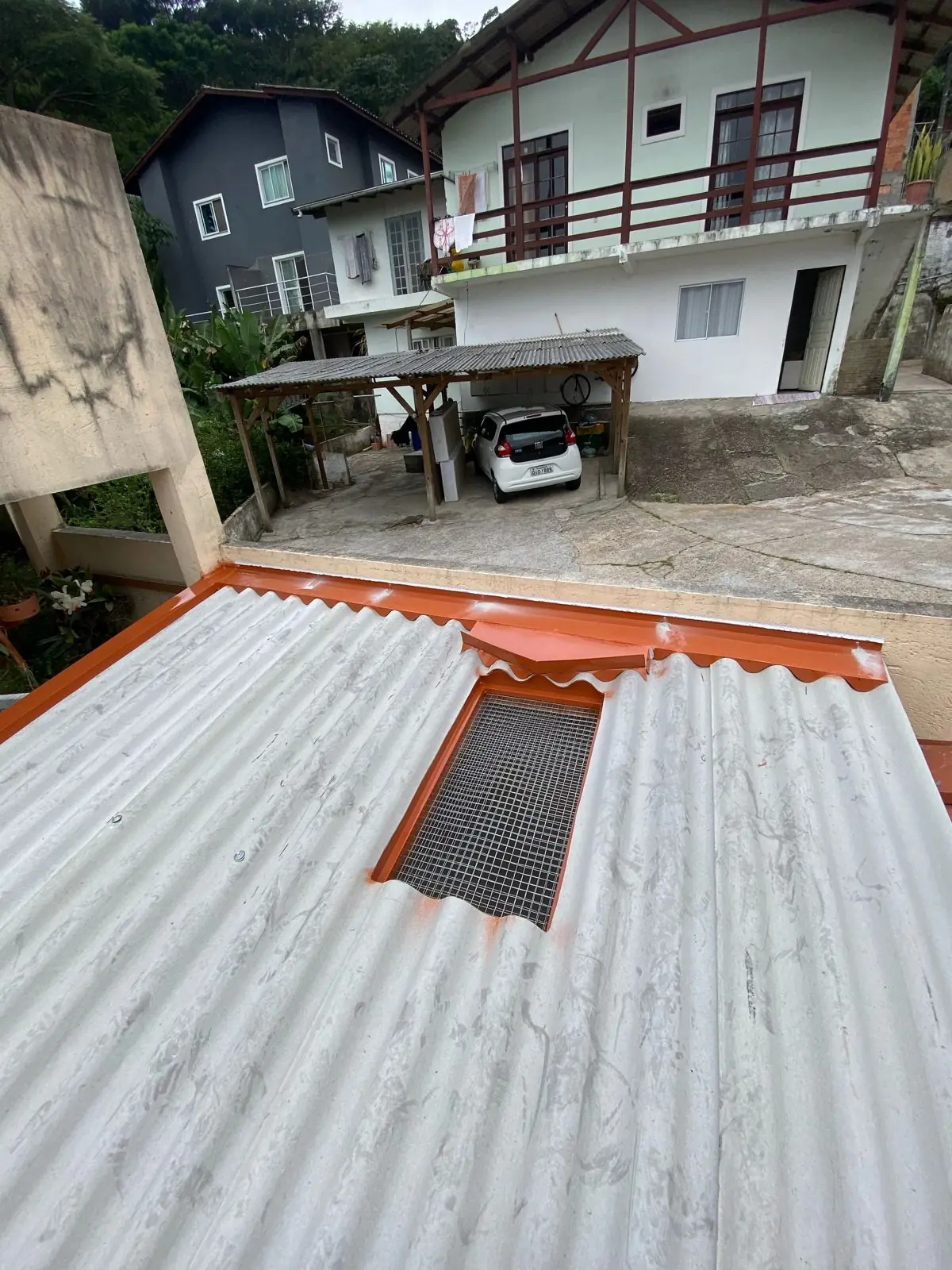 Rufos metálicos instalados em telhado residencial