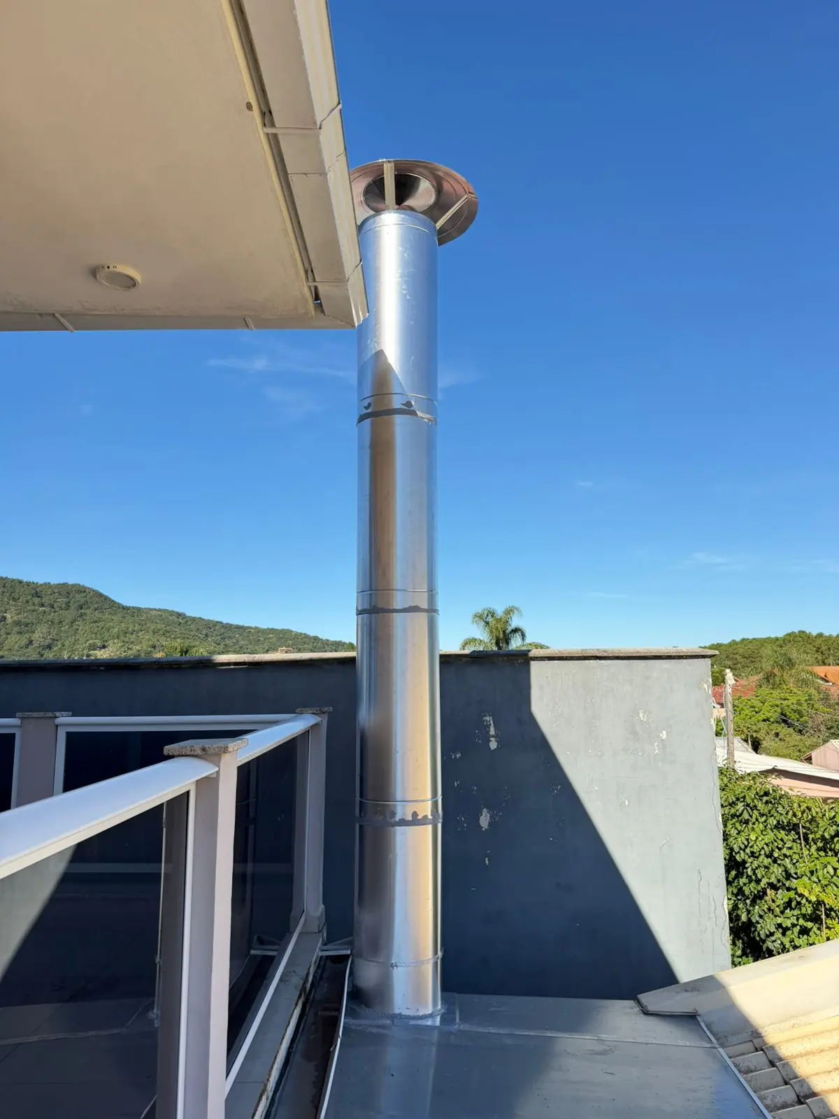 Chaminé em aço inox instalada externamente